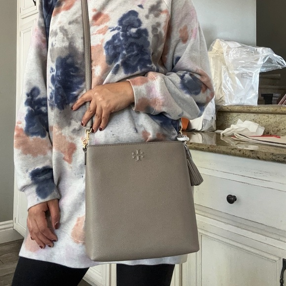 New Tory burch Thea Swingpack crossbody / shoulder bag / 2 straps in gray color - Picture 3 of 14